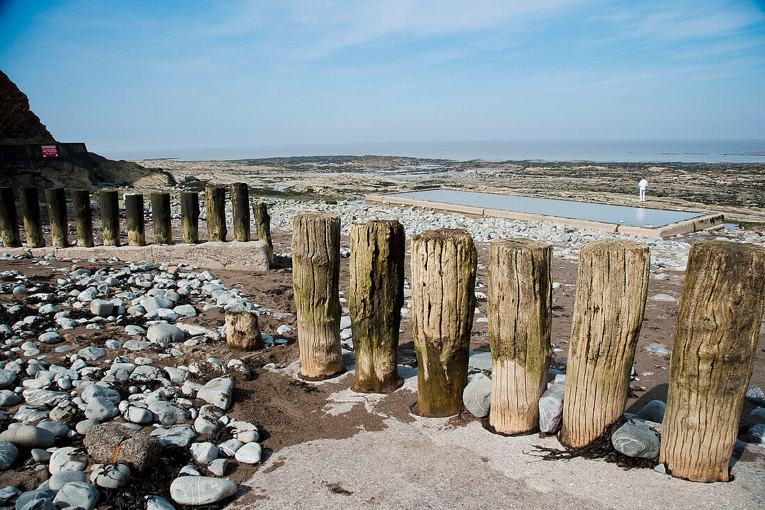 Große Holzverstrebungen als Gezeitenbrecher an der Hochwassermarke in Watchet, Exmoor National Park, Somerset, Großbritannien