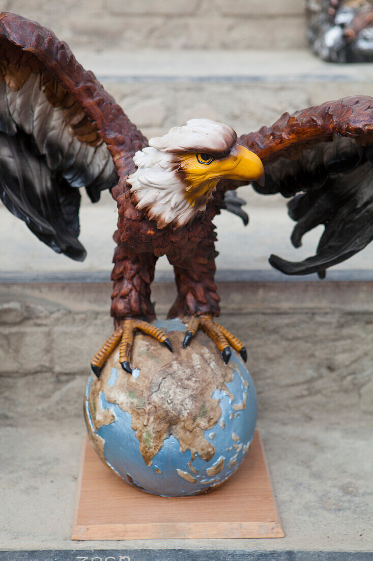 Souvenirstatue eines Adlers auf einem Globus an der Zitadelle in Erbil, Irakisch-Kurdistan, Irak