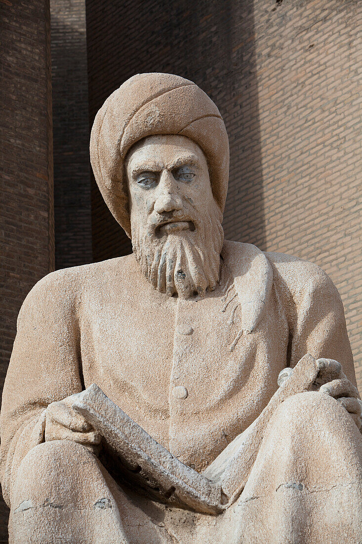 Statue von Ibn Al-Mistawfi, die den Eingang zur Zitadelle von Erbil bewacht, Erbil, Irakisch-Kurdistan, Irak