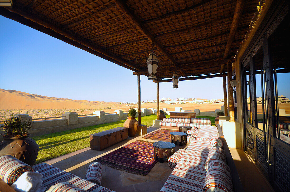 Terrasse der Königlichen Villen mit Blick auf die Liwa-Wüste, Qasr Al Sarab, Abu Dhabi