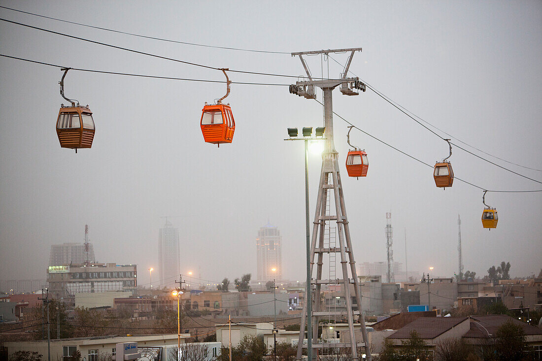 Luftstraßenbahnen im Shanadar Park, Erbil, Irakisch-Kurdistan, Irak