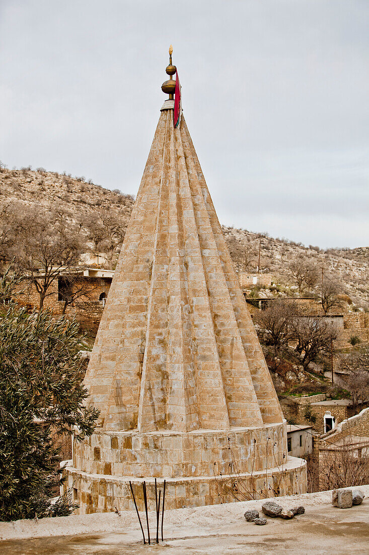 Kegelförmige Dächer, charakteristisch für jesidische Stätten, Lalish, Irakisch-Kurdistan, Irak