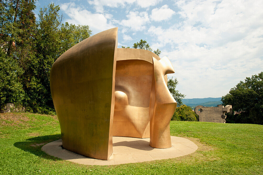 Große Figur in einem Unterstand, Henry Moores Skulptur im Parque De Los Pueblos De Europa, Gernika-Lumo, Baskenland, Spanien