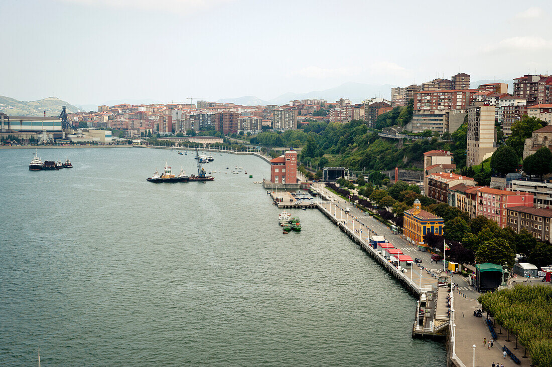 Blick von der Spitze der Puente De Vizcaya, Erste Pendelbrücke, zwischen Portugalete und Getxo, Baskenland, Spanien