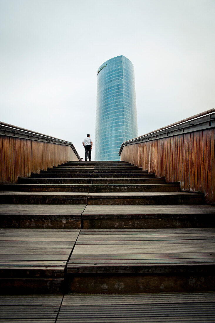 Deustu-Brücke und Iberdrola-Turm, Bilbao, Baskenland, Spanien