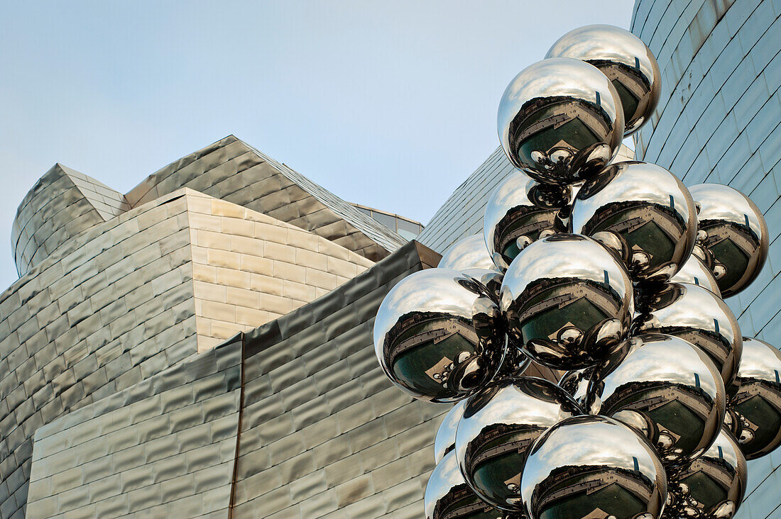 Niedriger Blickwinkel der baumhohen Skulptur vor dem Guggenheim Museum, Bilbao, Baskenland, Spanien