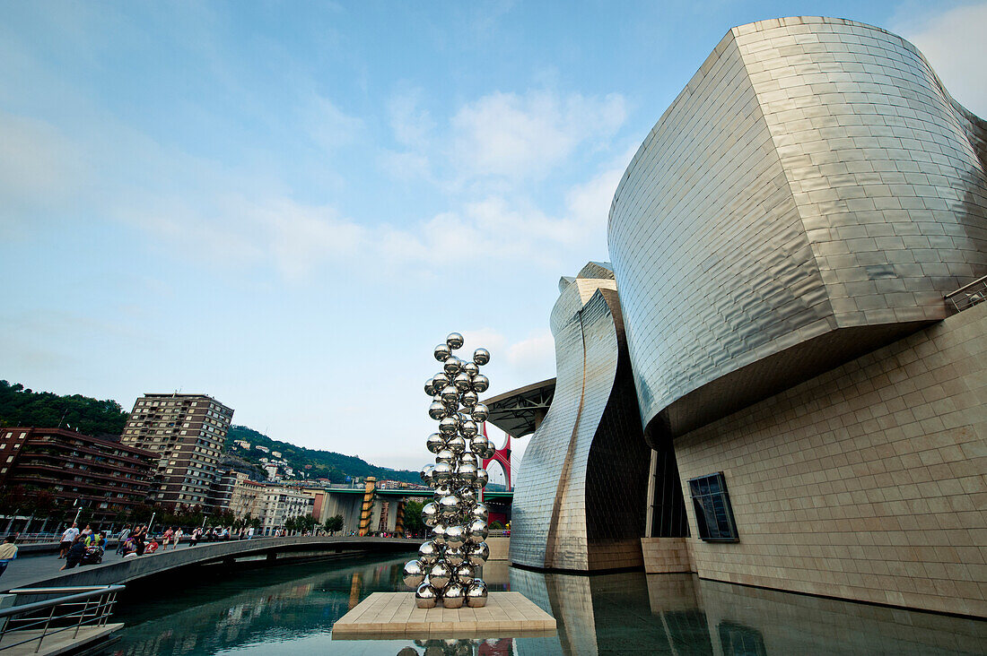 Große Baumskulptur vor dem Guggenheim Museum, Bilbao, Baskenland, Spanien