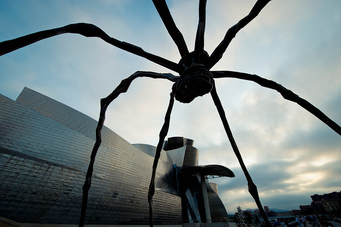 Louis Burgeois-Skulptur vor dem Guggenheim-Museum in Bilbao, Baskenland, Spanien