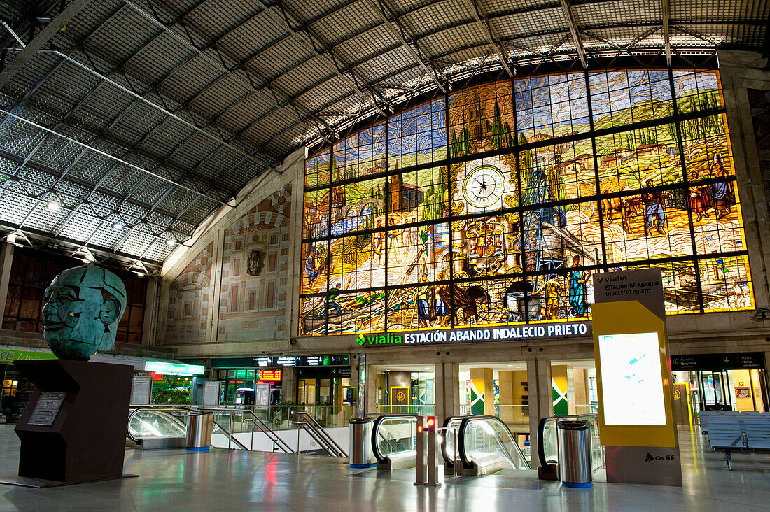 Glasarbeiten im Bahnhof von Abando, Bilbao, Baskenland, Spanien