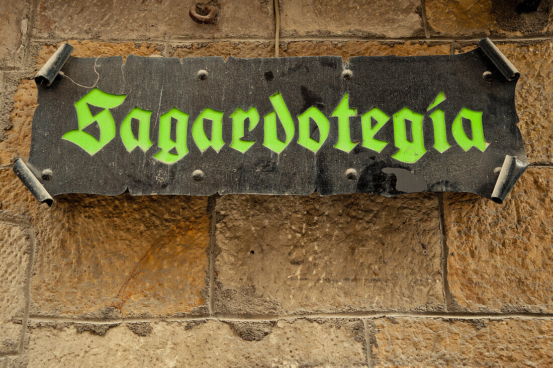 Schild des Apfelweinhauses Sagardotegia, Bilbao, Baskenland, Spanien