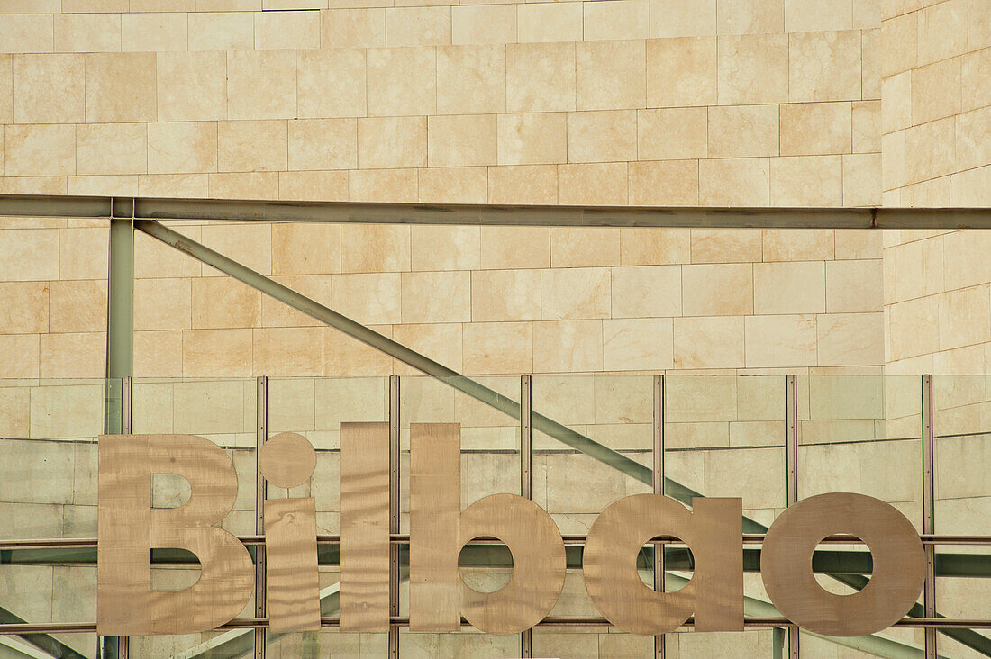 Nahaufnahme des Bilbao-Schilds am Guggenheim-Museum in Bilbao, Baskenland, Spanien