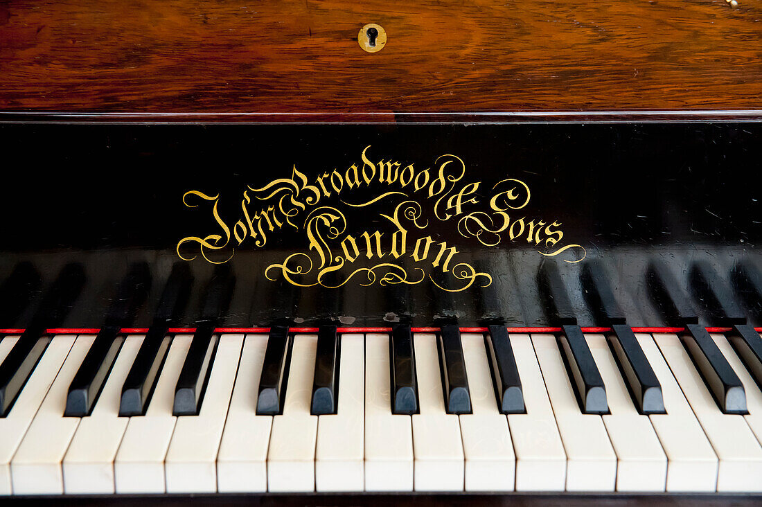 Nahaufnahme des Klaviers im Saal der Lacock-Abtei in Lacock, Wiltshire, Großbritannien