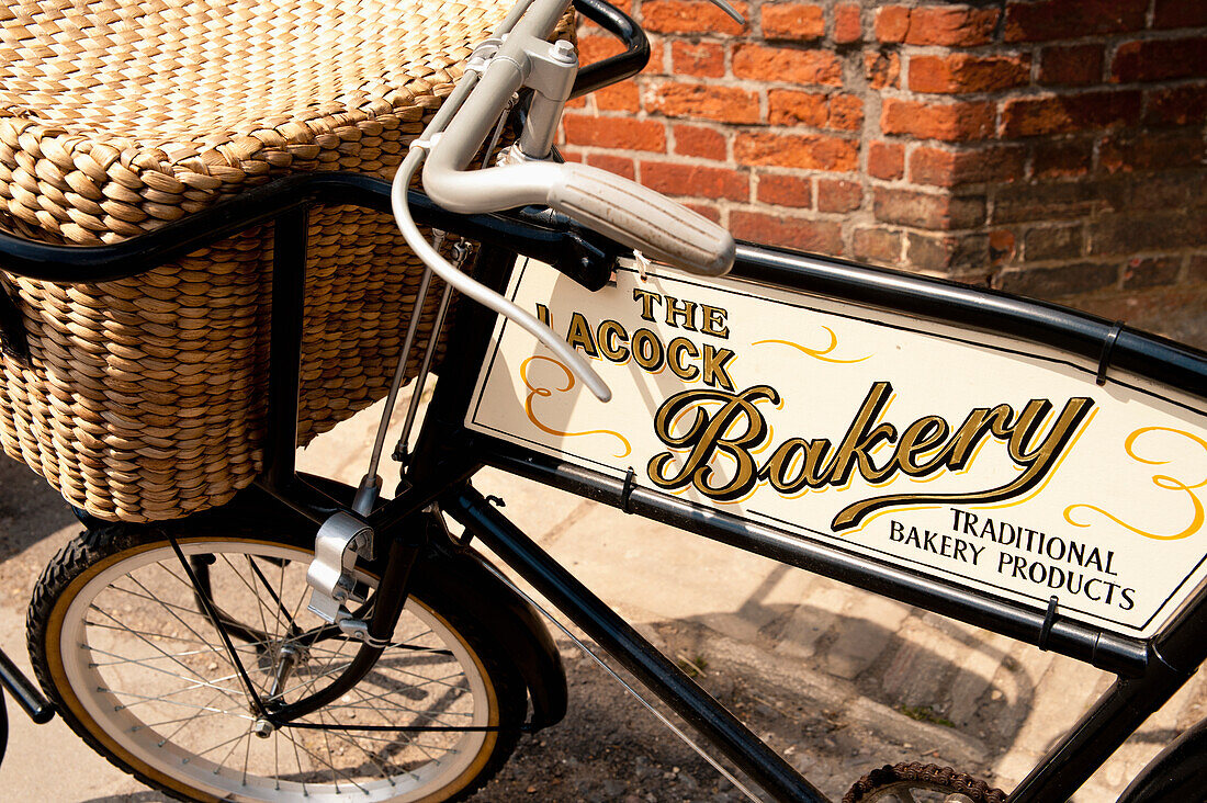 Nahaufnahme eines Fahrrads von der Lacock Bakery in Lacock, Wiltshire, Großbritannien