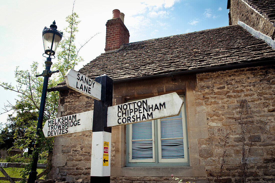 Altes Haus und Wegweiser in Lacock, Wiltshire, Großbritannien