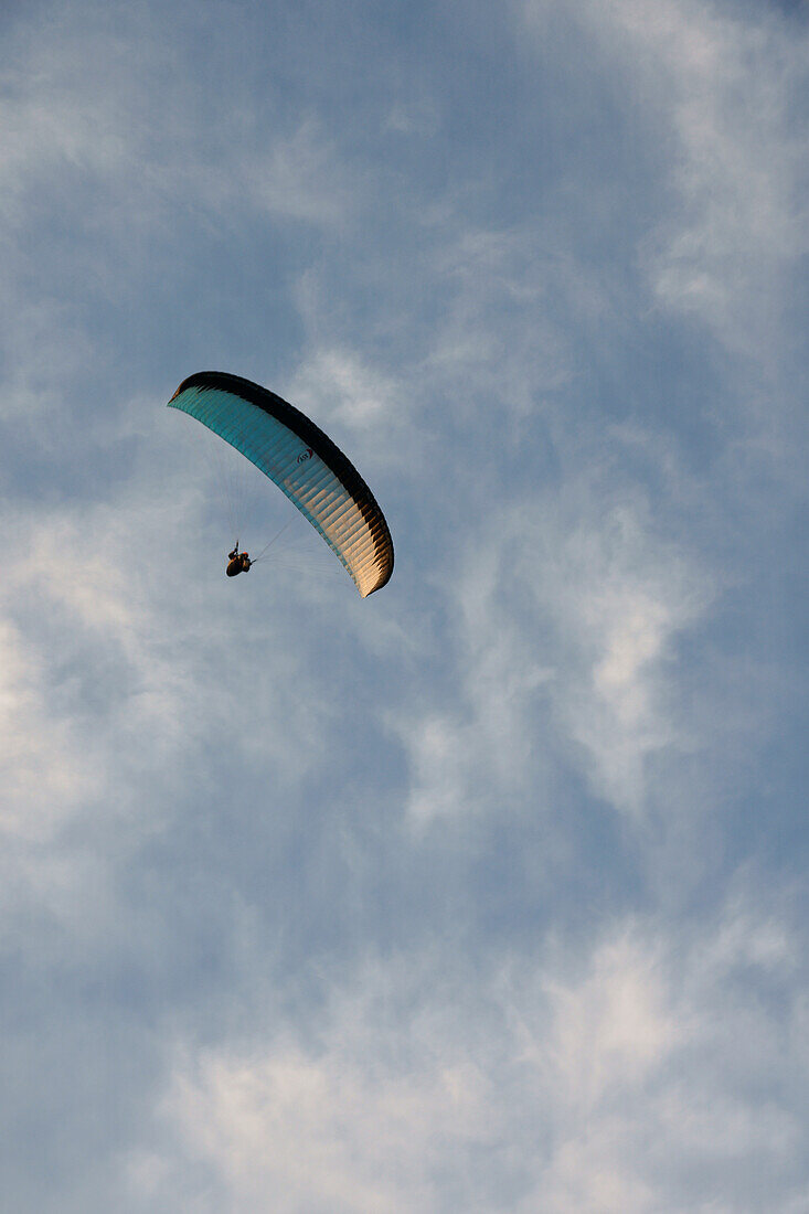 Ein Paraglider im Endanflug über Oludeniz an der Türkisküste, Südtürkei