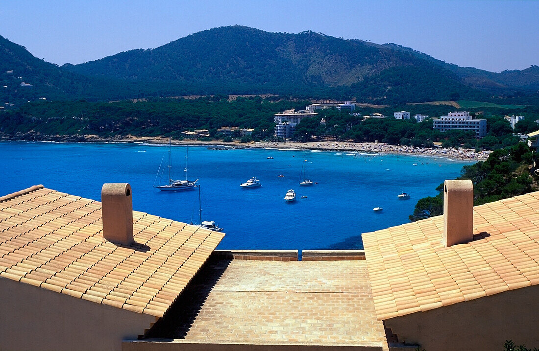 Spanien, Blick von oben auf die Bucht von Canyamel; Mallorca