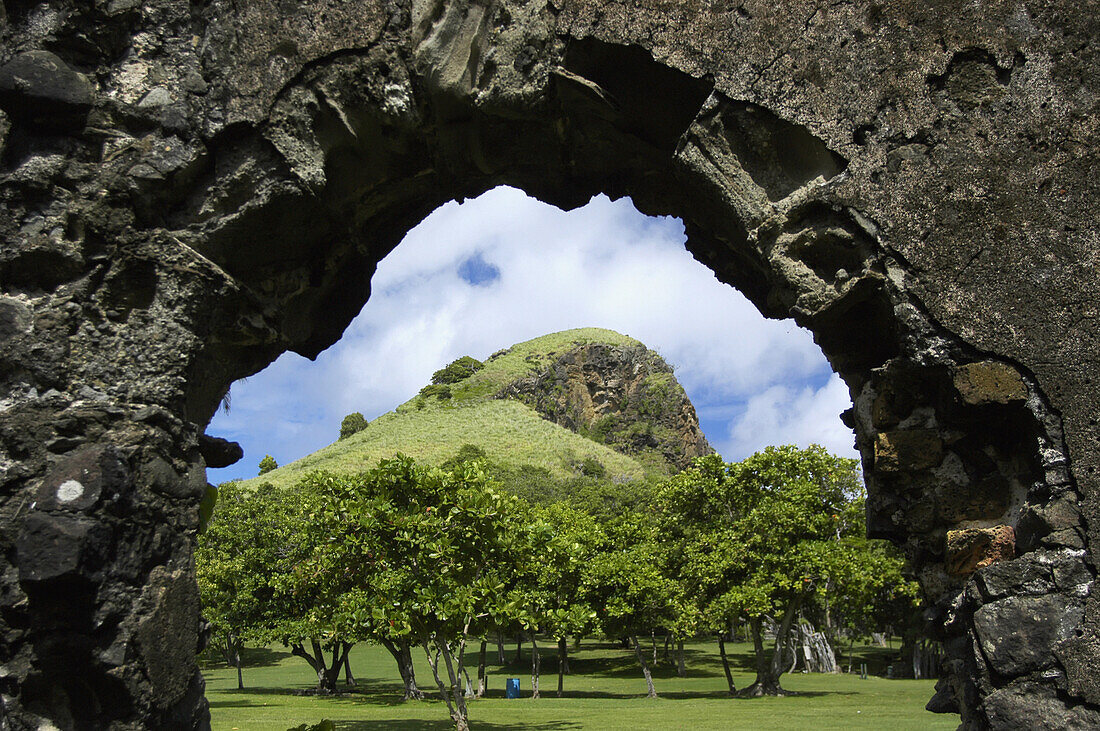 Blick durch den Torbogen des alten Gebäudes auf den Hügel, Pigeon Island, St. Lucia.