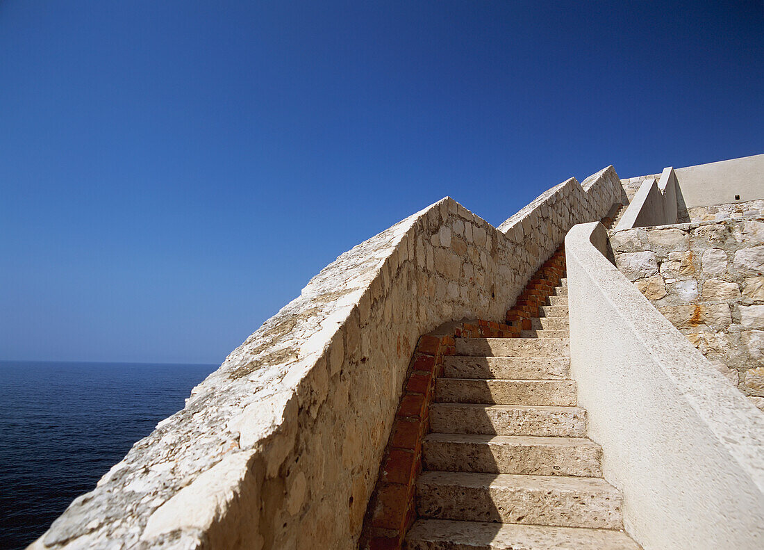 Blick nach oben Stufen auf der Stadtmauer von Dubrovnik, Kroatien.