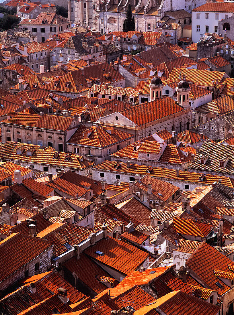 Blick über die Dächer von den Stadtmauern von Dubrovnik, Kroatien.