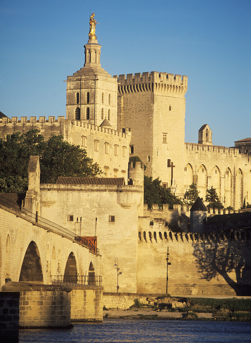 Blick entlang der Pont D'avignon oder Pont St Benezet in Richtung des Palais Des Papes (Palast der Päpste) und der Kathedrale Notre-Dame-Des-Doms am frühen Abend, Avignon, Frankreich.
