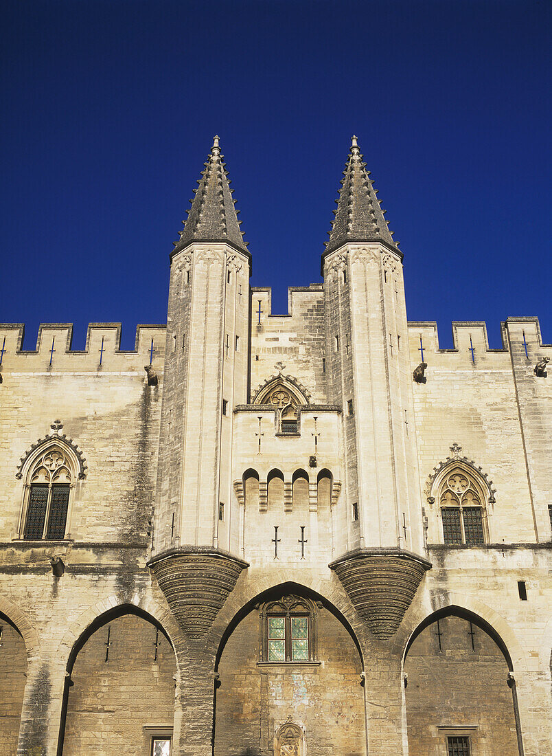 Eingangsbereich des Palais Des Papes (Papstpalast) am frühen Abend, Avignon, Frankreich.