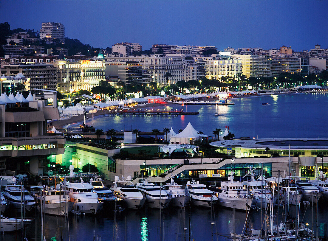 Blick durch die Yachten im Hafen von Cannes, Frankreich.