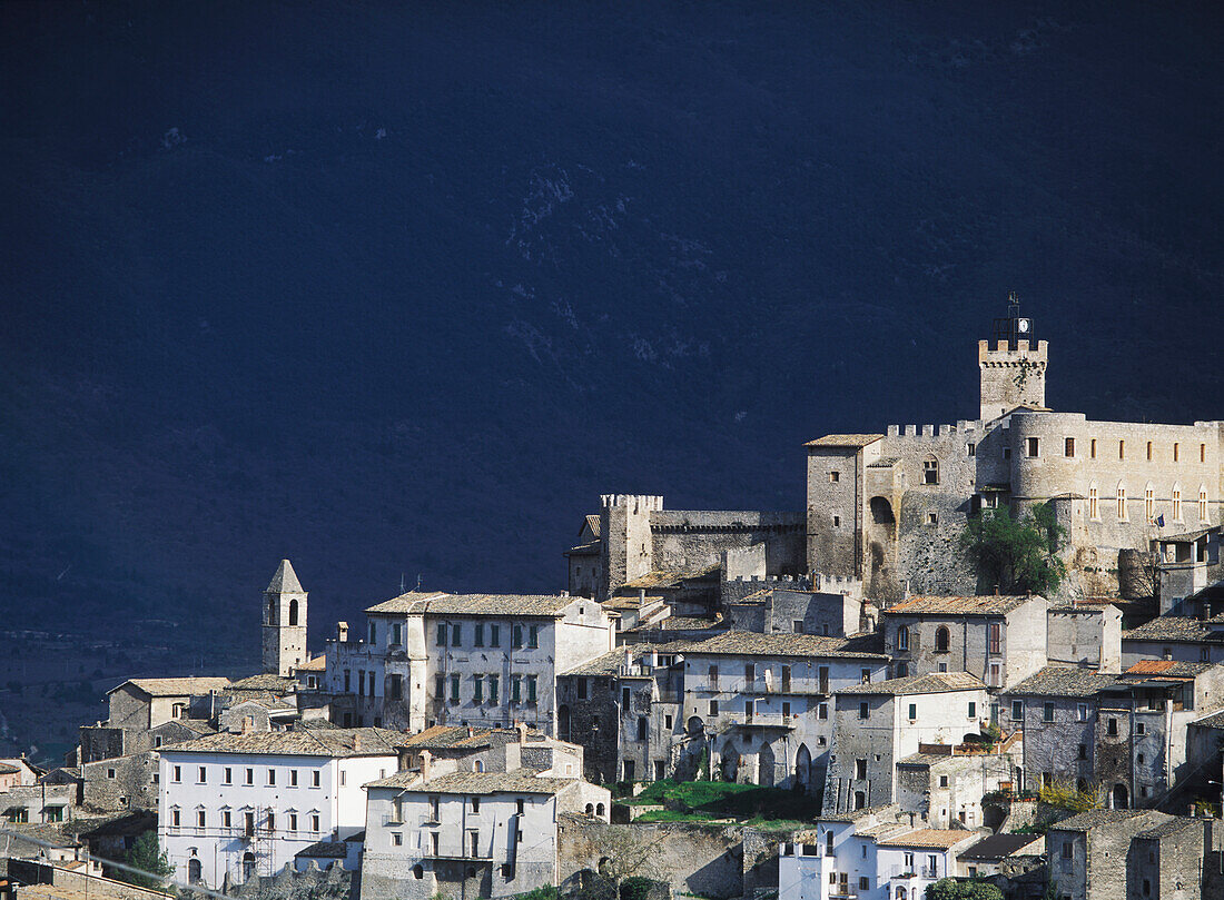 Das Dorf Capestrano, Abruzzen, Italien.