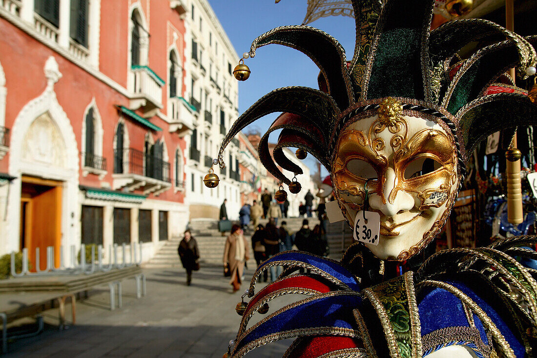 Venedig, Italien. Karnevalsmaske zum Verkauf auf der Riva Degli Schiavoni.