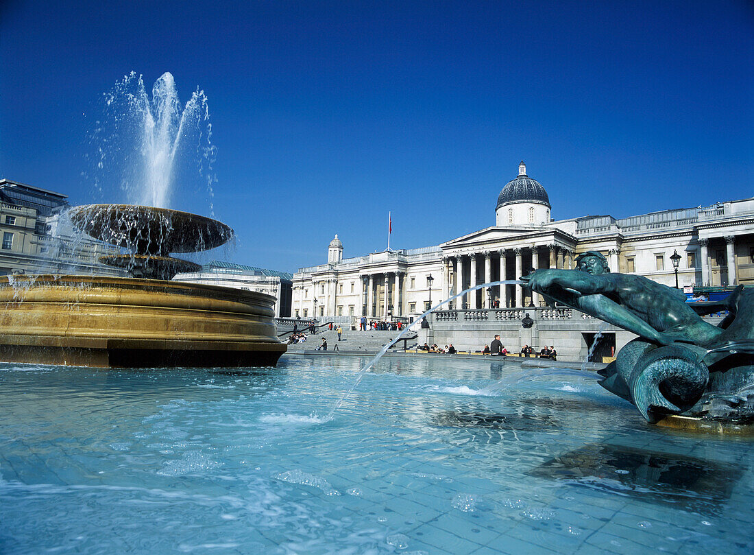 Springbrunnen am Trafalgar Square mit Blick auf die National Portrait Gallery, London, Großbritannien.