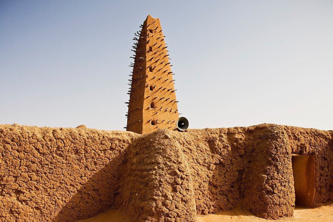 Niger, Sahara-Wüste, Region Agadez, wurde ursprünglich 1515 erbaut und 1844 restauriert. Die Moschee beherbergt ein renommiertes Zentrum für islamische Studien und ihr 30 Meter hohes Minarett ist das höchste aus Lehm gemauerte Minarett Afrikas; Agadez, aus Lehm, Große Moschee von Agadez