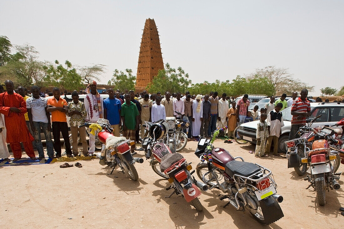 Niger, Sahara Desert, Agadez Region, Friday prayers by Agadez Grand Mosque; Agadez