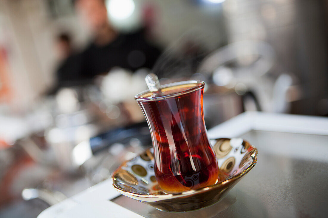 Nahaufnahme einer Teetasse am Teestand in Sulaymaniyah, Irakisch-Kurdistan, Irak