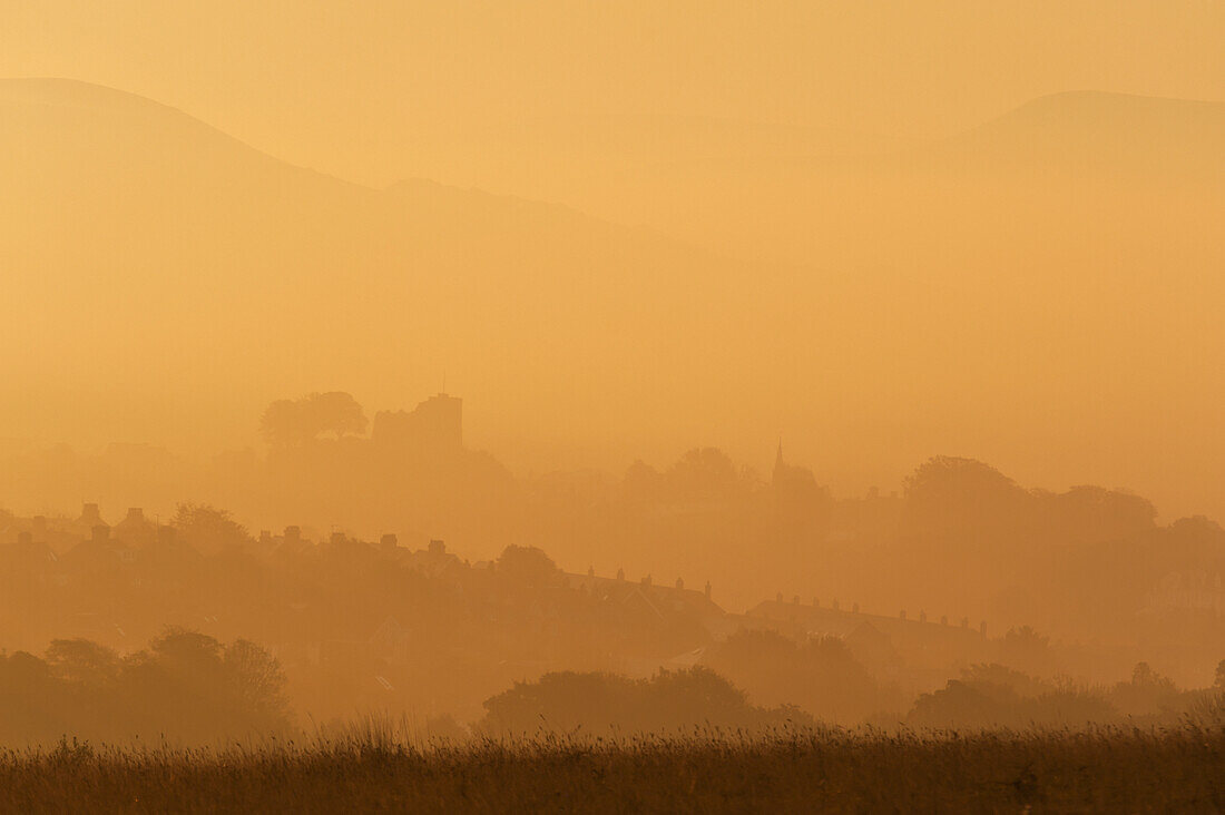 Die Stadt und das Schloss von Lewes früh an einem nebligen Herbstmorgen, East Sussex, Großbritannien