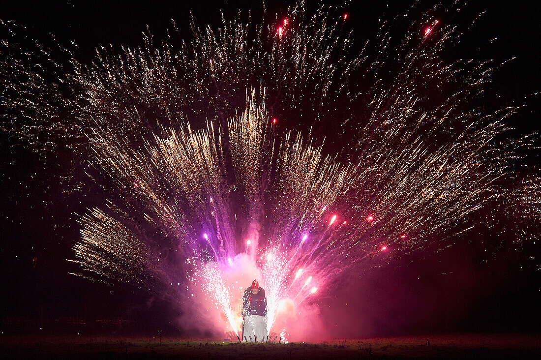 Feuerwerkskörper, die in der Nacht des Freudenfeuers vor dem Bildnis von Papst Paul V. explodieren, Lewes, East Sussex, Großbritannien