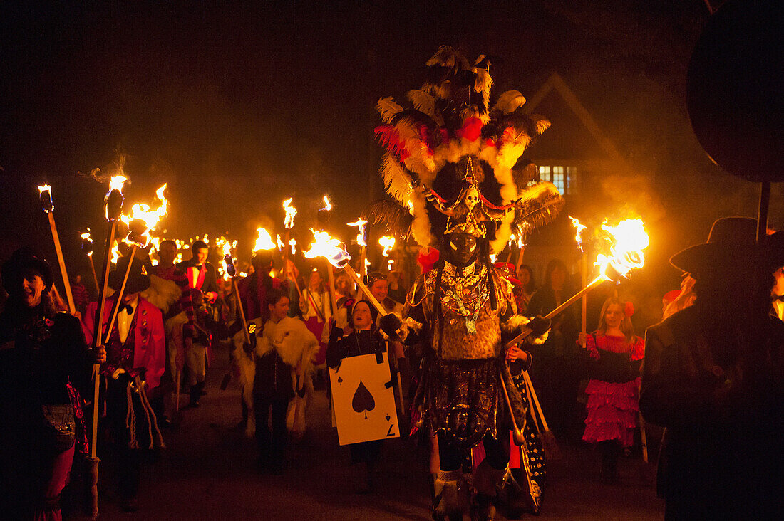Mann als Zulu-Krieger gekleidet in Prozession bei der Barcombe Bonfire Night, Barcombe, East Sussex, Großbritannien