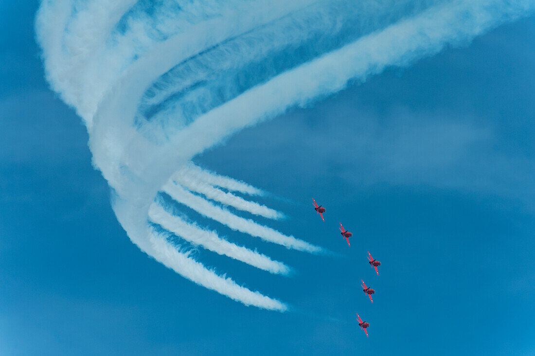 Rote Pfeile in Aktion auf der Eastbourne Airshow, East Sussex, Großbritannien