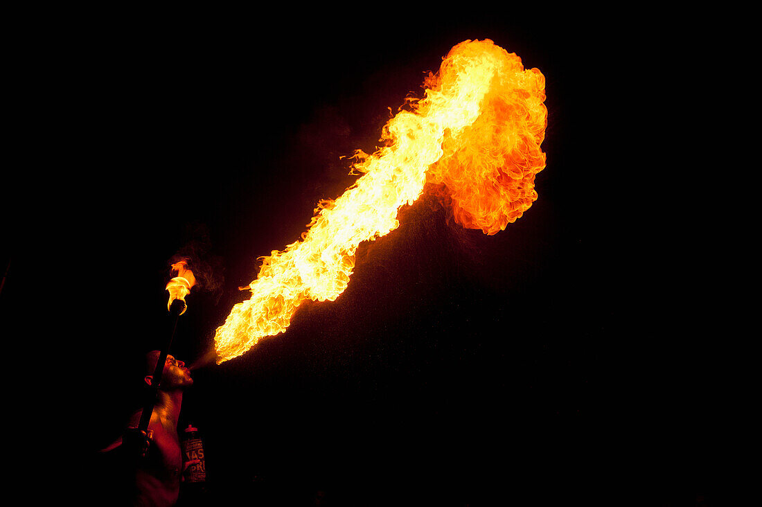 Mann, der Feuer spuckt, großer Feuerball bei Hastings Bonfire Night, East Sussex, Großbritannien