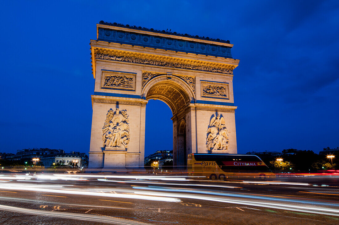Frankreich, Arc de Triomphe in der Abenddämmerung; Paris