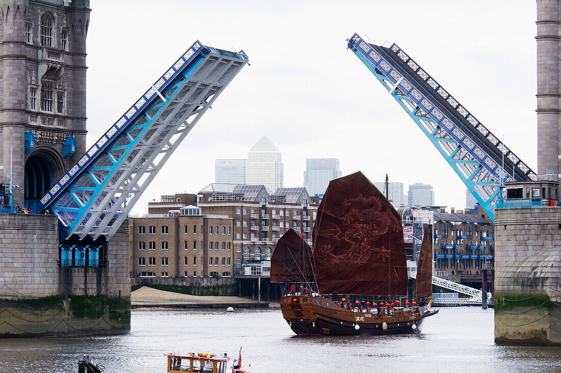 Vereinigtes Königreich, Chinesische Dschunke namens Huantian unter der Tower Bridge hindurch; London