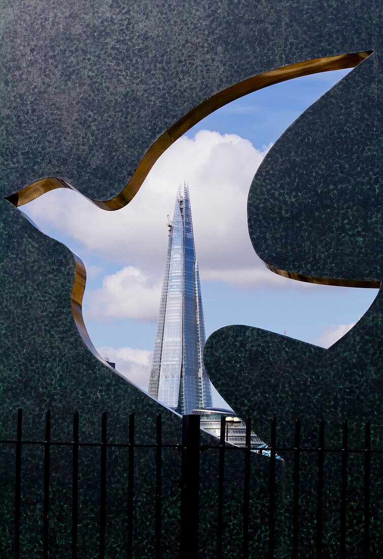 Vereinigtes Königreich, The Shard aus Glas durch ein vogelähnliches Loch gesehen; London