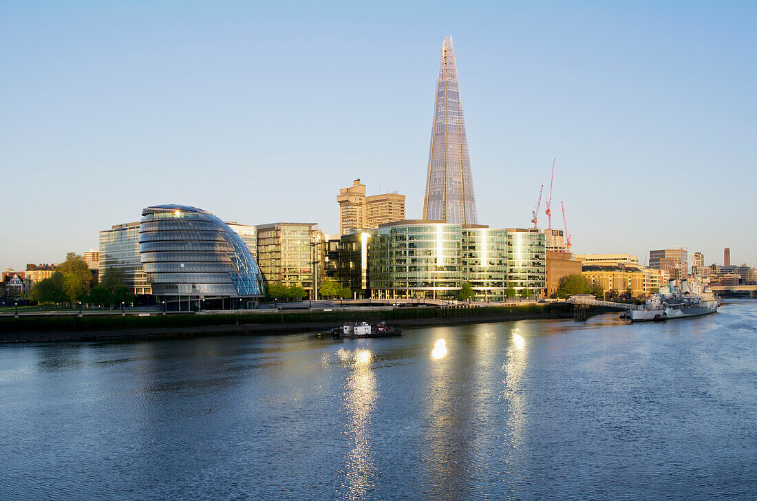 Vereinigtes Königreich, Mehr London; London, Skyline mit Blick auf das Rathaus und das Shard-Gebäude