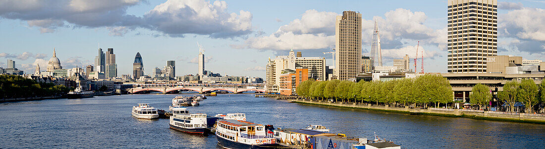 Vereinigtes Königreich, Das Shard-Gebäude und St Pauls Cathedral im Hintergrund; London, Blick auf Boote auf der Themse