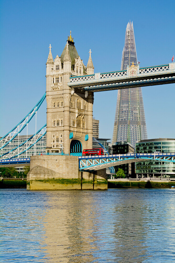 Vereinigtes Königreich, Shard-Gebäude im Hintergrund; London, Blick auf Tower Bridge