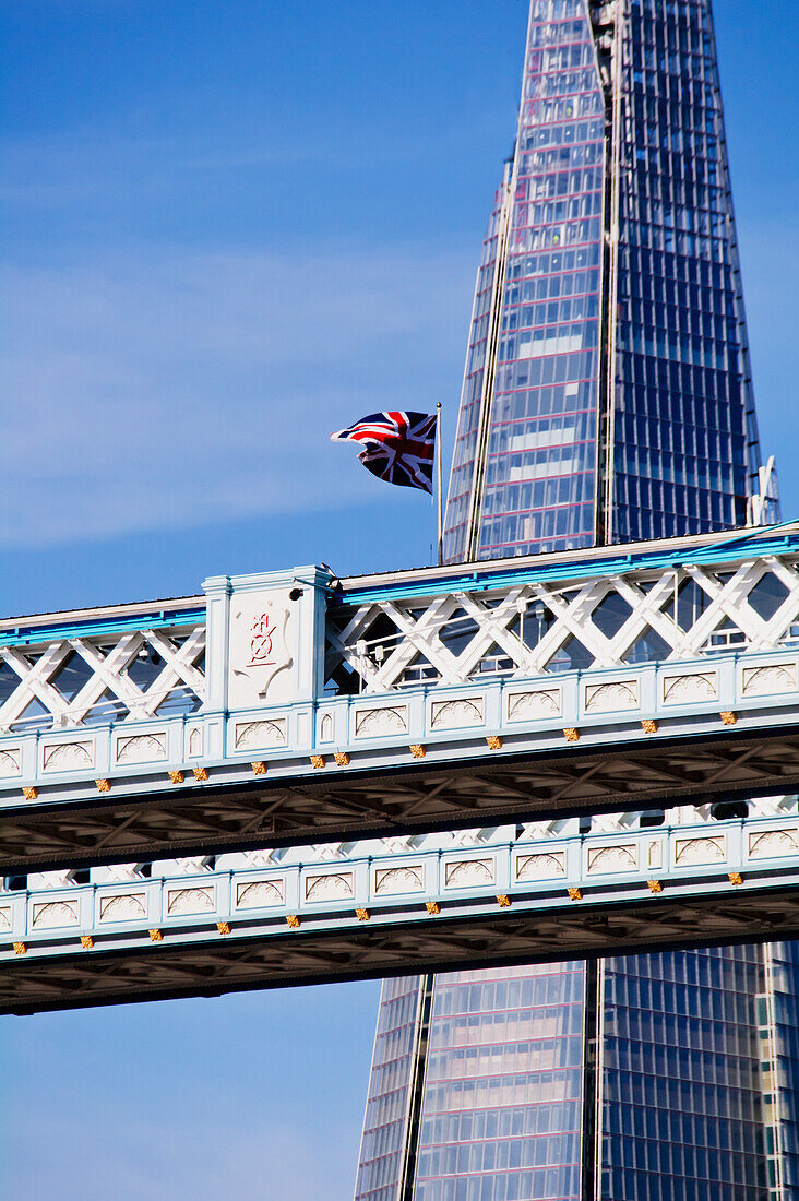 Vereinigtes Königreich, Shard-Gebäude im Hintergrund; London, Blick auf Tower Bridge