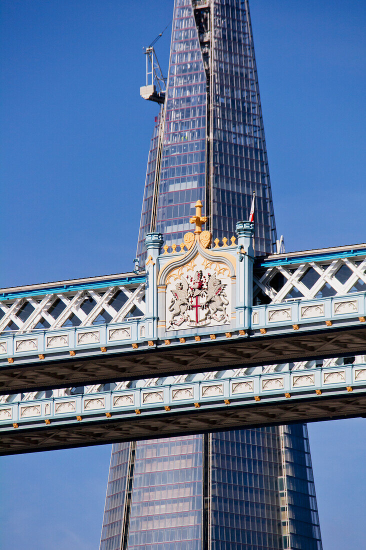 Vereinigtes Königreich, Shard-Gebäude im Hintergrund; London, Blick auf Tower Bridge