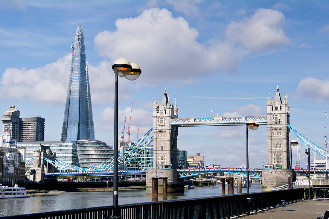 Vereinigtes Königreich, Blick auf die Tower Bridge und das Sahrd-Gebäude; London