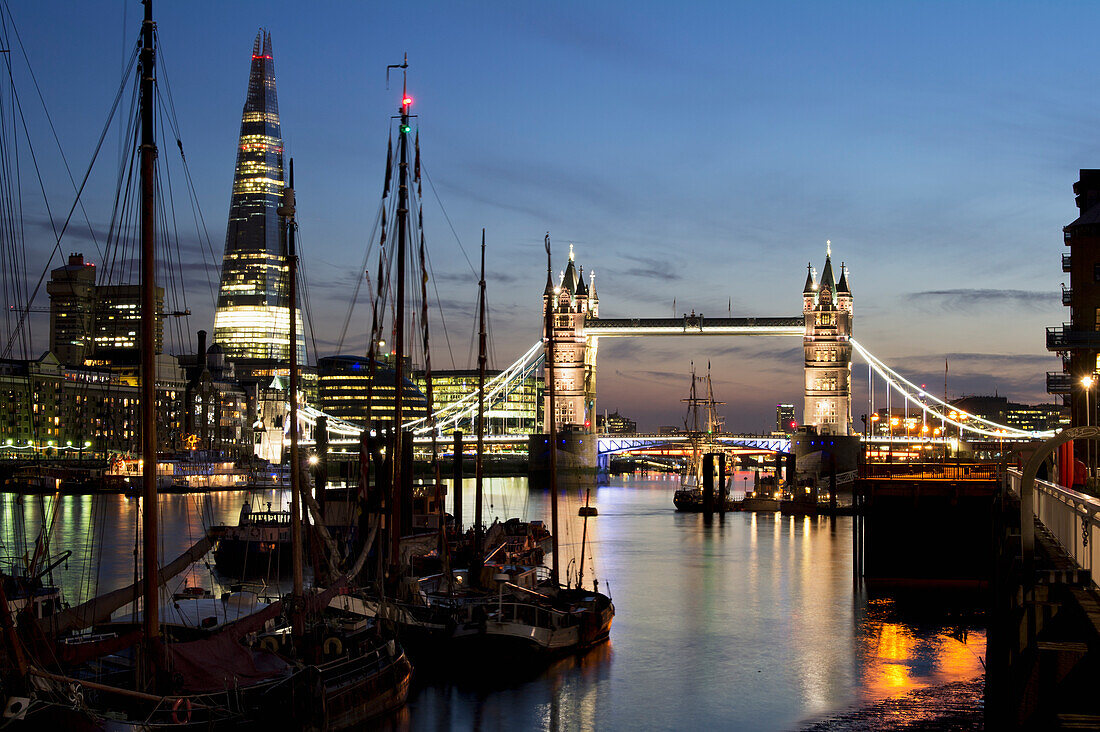 Vereinigtes Königreich, Skyline der Stadt mit Tower Bridge und Shard-Gebäude in der Abenddämmerung; London