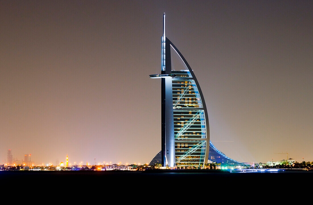 Vereinigte Arabische Emirate, Blick auf das Burj al Arab Hotel in der Abenddämmerung; Dubai