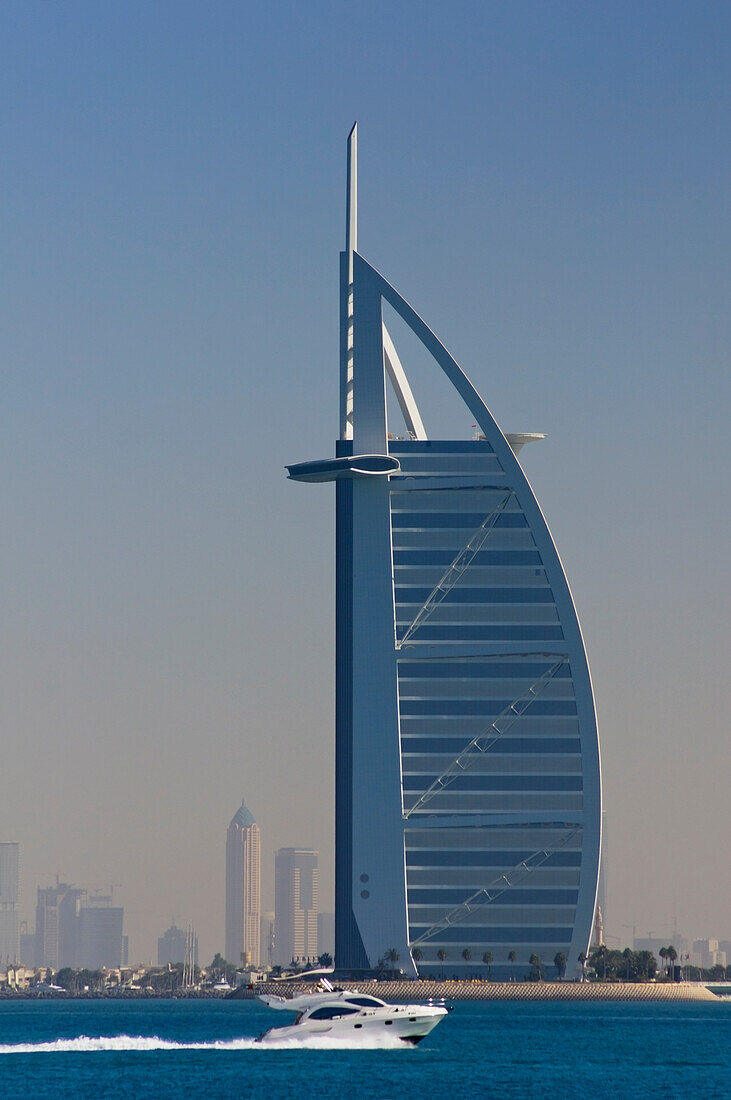 Vereinigte Arabische Emirate, Blick auf das Burj al Arab Hotel; Dubai