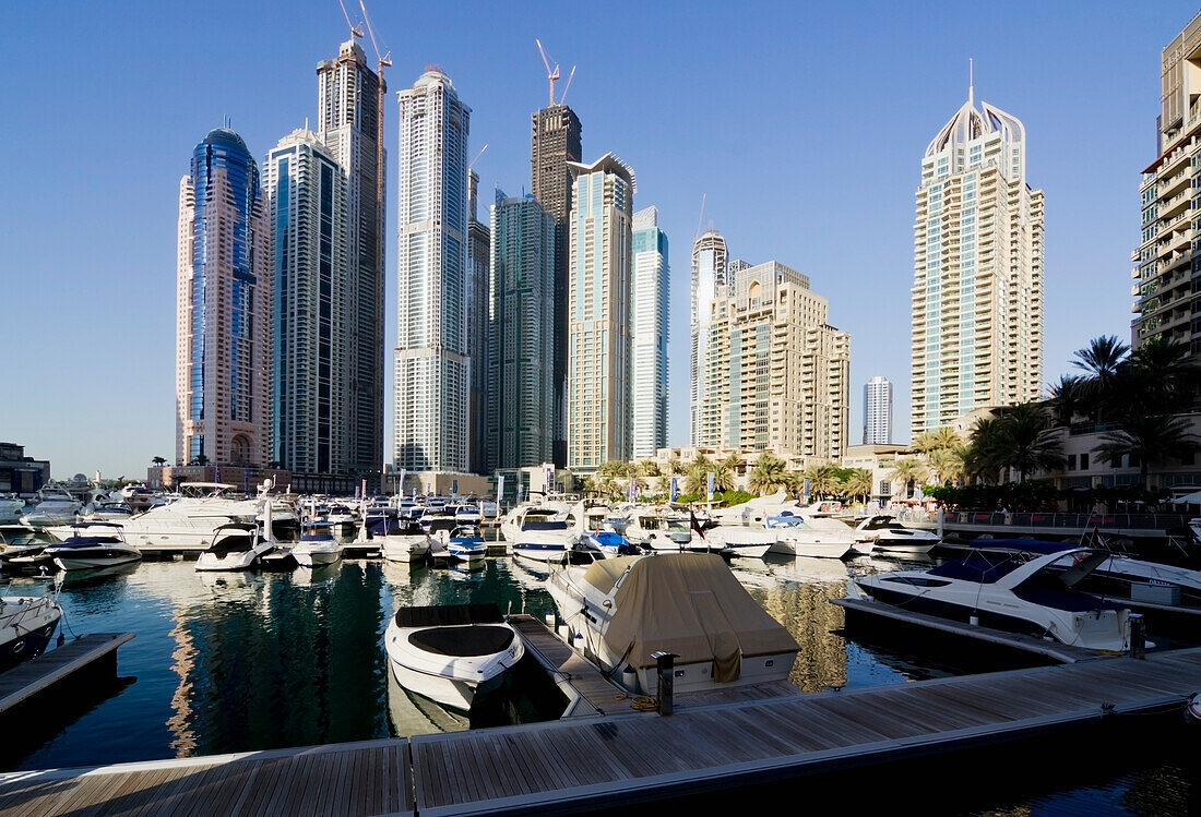 Vereinigte Arabische Emirate, Blick auf Stadthafen und Wolkenkratzer; Dubai